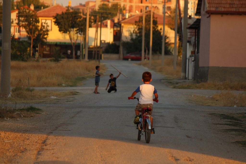 Spielende Kinder dank des Projekts "Hoffnung für Straßenkinder in Ungarn und Rumänien" von Help 4 Life Global e.V.